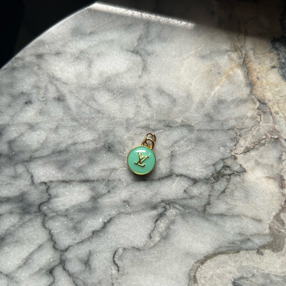 LV Logo Gold and Green Charm LOUIS VUITTON - Picture 1 of 3